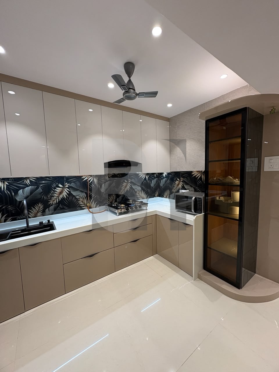 Modular L-shaped kitchen with quartz countertop and tropical backsplash by Brand Meter, Vashi